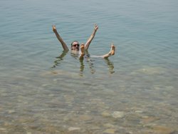 Persona flotando en el mar muerto